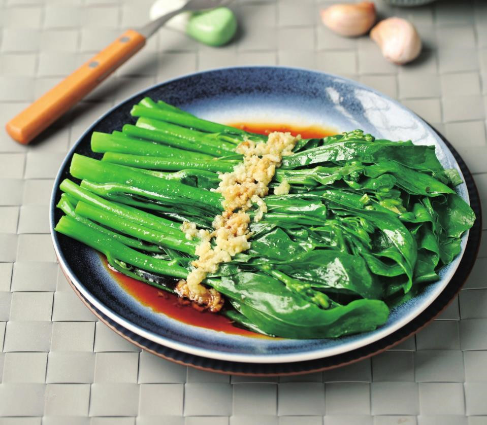 这菜不用炒,开水一焯就上桌,十分钟不到,脆爽下饭,简单好吃