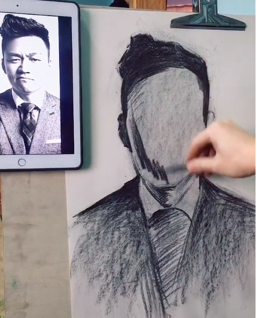 美术生给王宝强画"素描",开始以为在玩,看到成品:宝强该拿走收藏了!