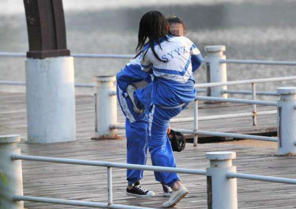 这一类的学生通常都是班级中的"扛把子",虽然学习不好,但是也没人轻易