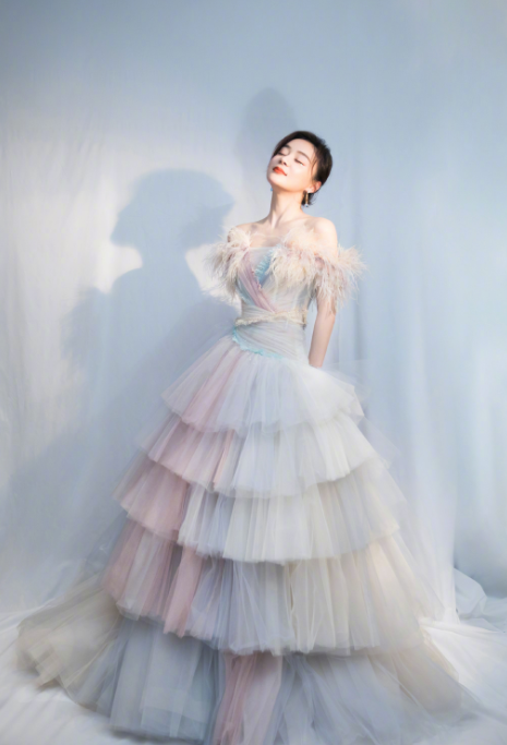 袁姗姗身材什么程度?裤子塞进长靴都显宽松,这腿围堪比手腕