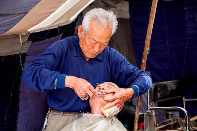 农村的老手艺,了不起的"剃头匠",比现在的理发师更讲究