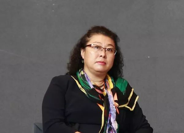 对诈骗犯无理要求深信不疑的内蒙古厅官包烂漫被公诉.