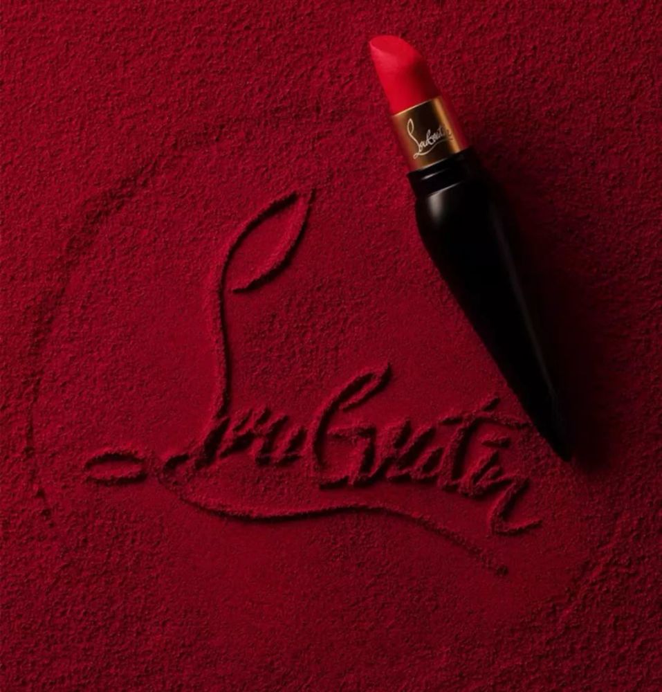 christian louboutin口红系列定位高端市场,在天猫旗舰店售价高达880