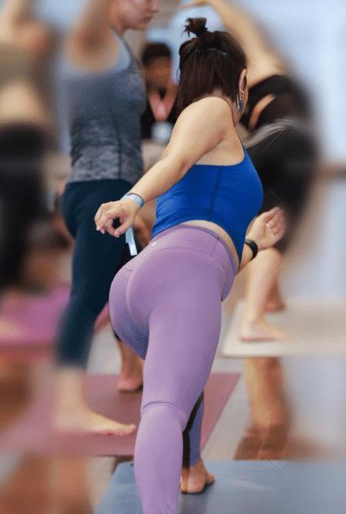 38岁的微胖瑜伽美女,就像熟透的南瓜一样