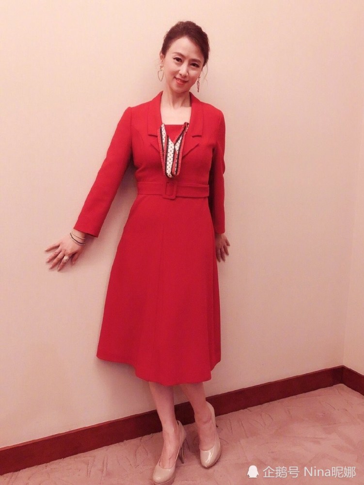 51岁翁虹罕见镂空装上万蕾丝裙凹沙漏身材美得不敢认