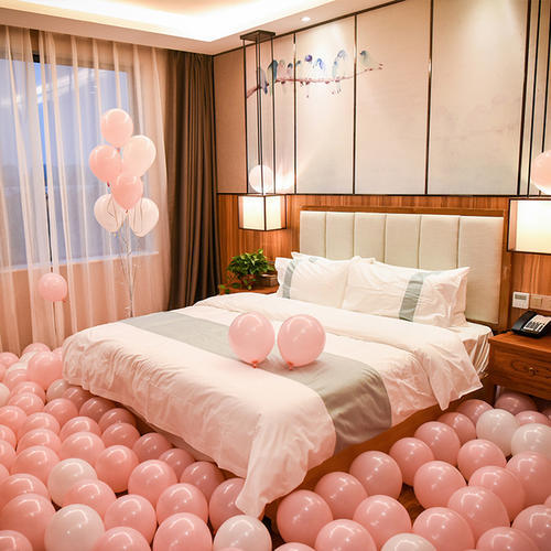 家里的求婚既简单又温馨,把房间装扮成一切女友喜欢的样子,放一个大