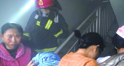 12月9日，湘西花垣县盛世星城小区一住户烤火炉使用不当发生火灾，消防成功救援。 通讯员供图