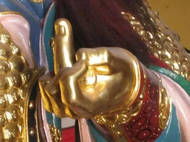 要想摆出王灵官的手印,除非天生骨骼精奇,否则手指都快掰断了.