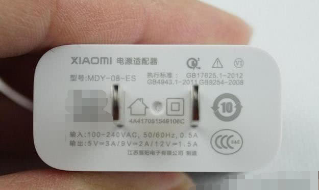 手机充电器标注为5v/1a,表示该充电器输出电压为5v,输出电流最大为1a