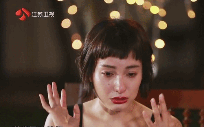 吴昕聊到自己的独居生活时忍不住又哭了,但吴昕强忍住泪说 "我不哭 