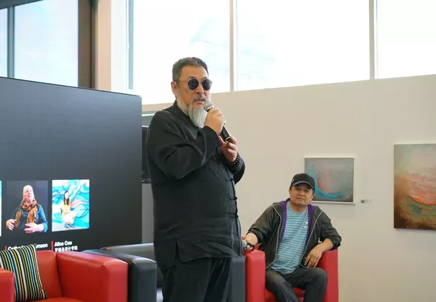 毕福剑还曾出现在"草帽姐"的直播间和著名演员刘国华连麦,毕福剑比之