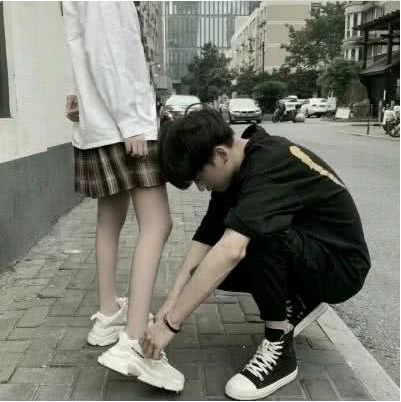 男生弯腰给你"系鞋带"时,内心真实想法是什么?第3条过于真实!