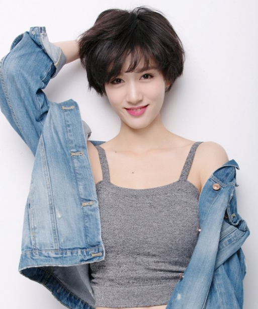 徐悦面容美丽精致,彰显动感青春和活力