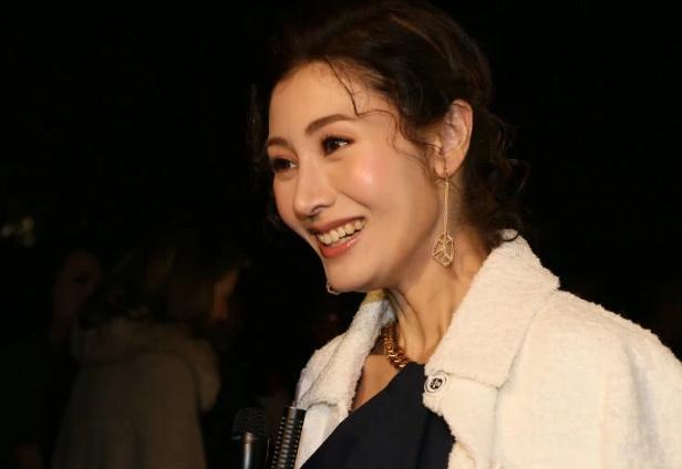 李嘉欣|不敢认！50岁李嘉欣凌晨晒照显老态，戴发卡扮少女脸部却十分僵硬