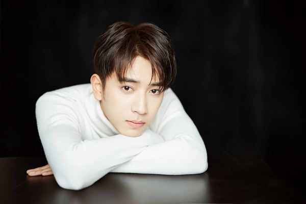 《有翡》演员聚餐,男二陈若轩心累了,陪完赵丽颖陪周洁琼