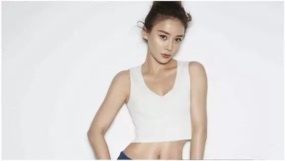 为此袁姗姗遭受了很长一段时间的网络暴力,直到后来才凭借马甲线和