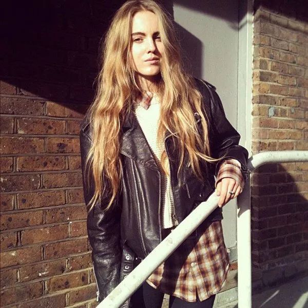 受到丹麦杂志《dansk》邀请,正式加入这家杂志,成为一名职业时装造型