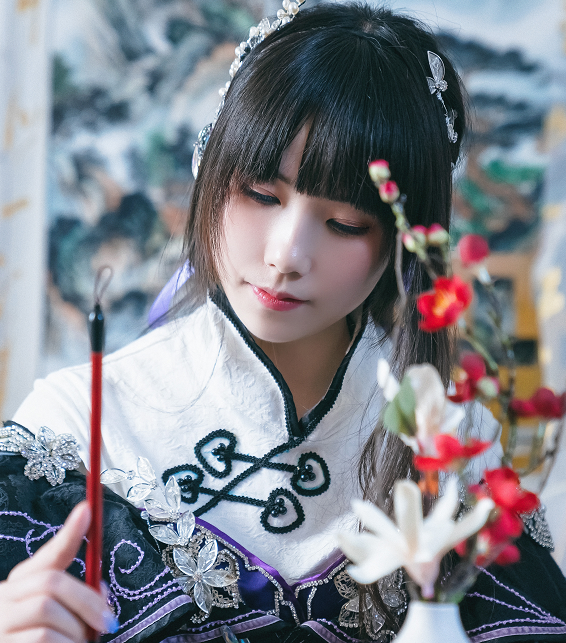 《剑网三》游戏万花cosplay,手持毛笔的古装女孩充满知性美