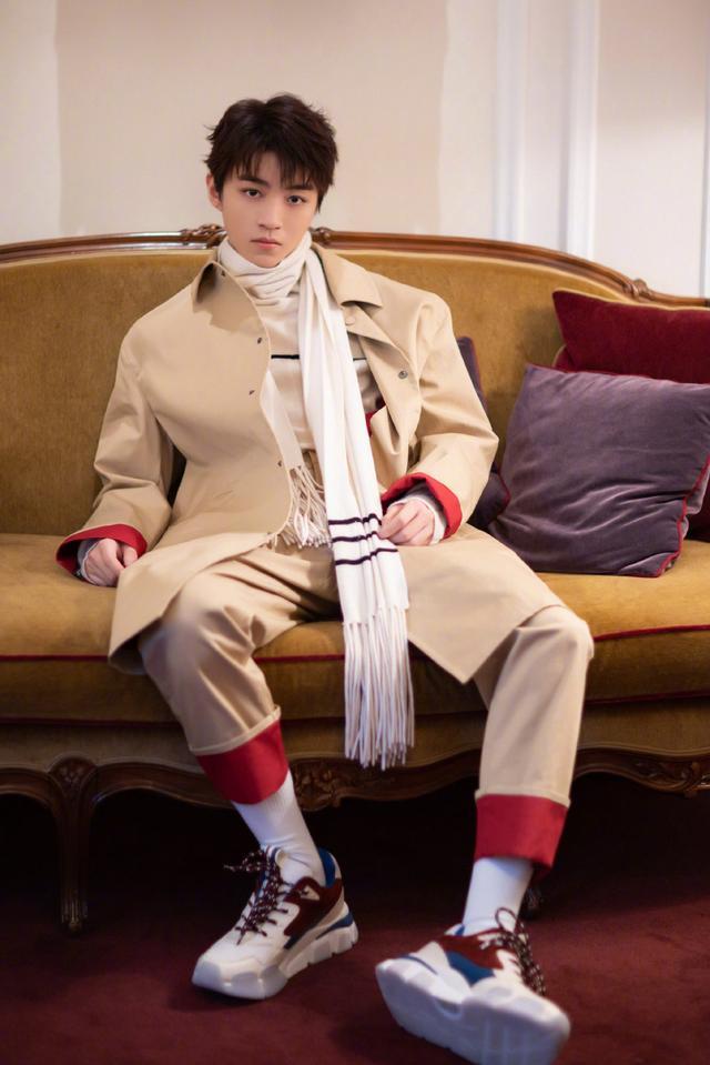 王俊凯这套新色拼接红色的套装就很有型,里面搭配的白色打底衫和袜子
