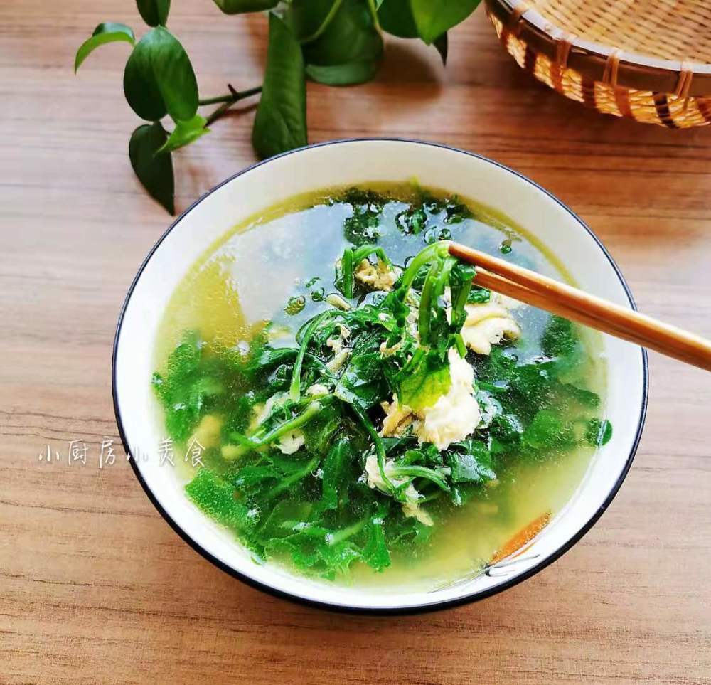 做好的荠菜汤盛出来装入碗中,趁热品尝吧,颜色碧绿的看起来就有食欲.