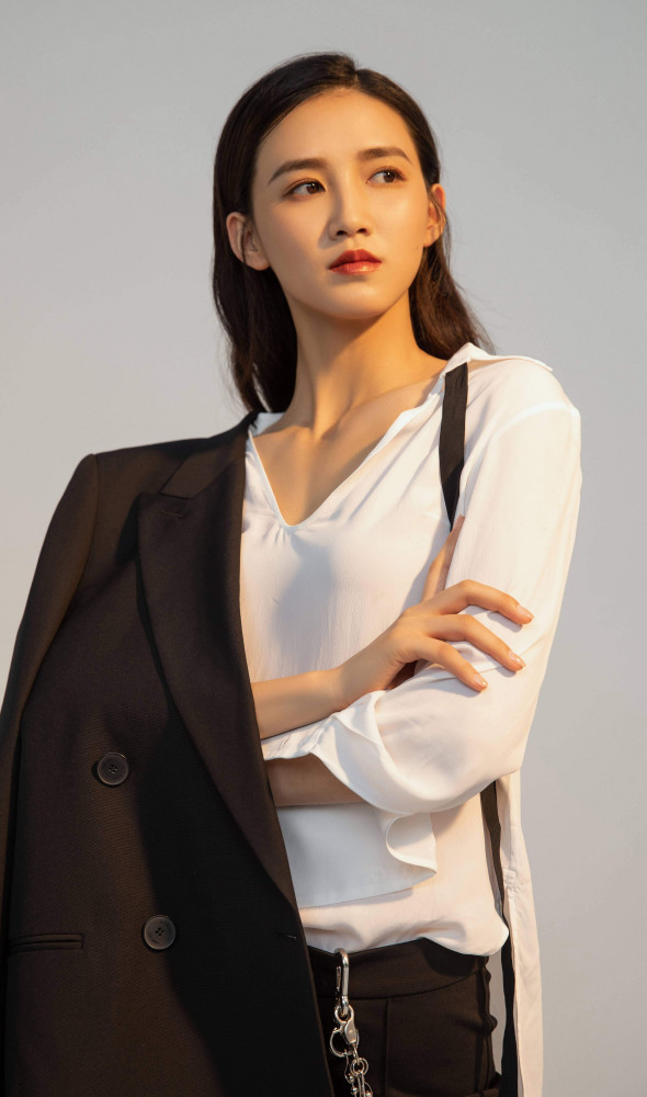 影视演员周开开 时尚穿搭美图