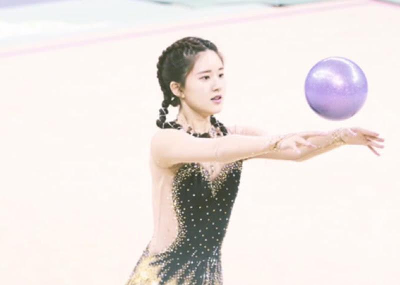 赵露思大胆表演体操,全程玩球,网友:谁能顶得住?