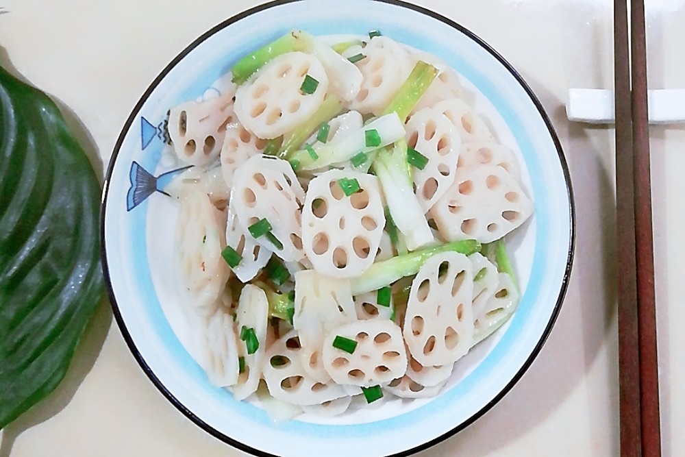 蓮藕怎麼炒才不會轉色,秘訣就是多加一種食材,爽脆好吃