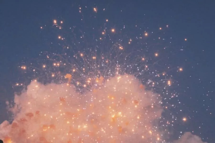 1,这张图中的画面真的是非常的让人惊艳呢,图中的就是一个烟花绽开时