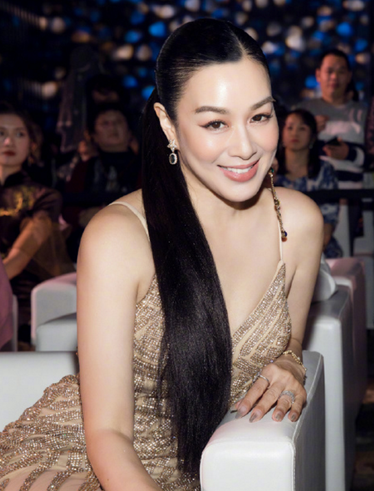 钟丽缇一身西装的艳丽纹理自带高奢感,加上酷气大背头get强大气场