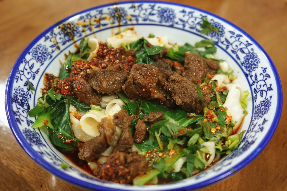 50岁男子与父亲合力开店30多年 想将手艺传给儿子 腾讯新闻