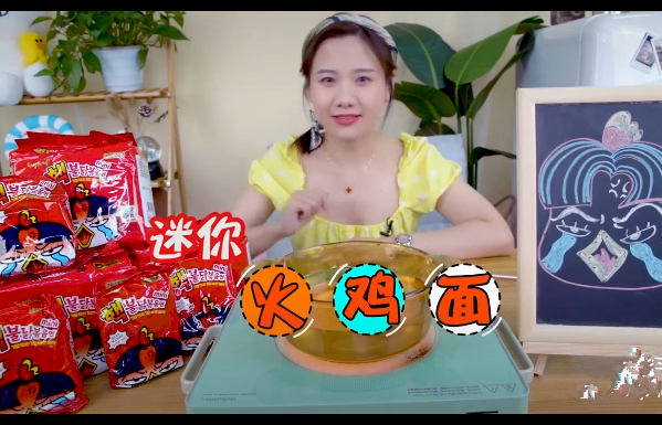 密子君挑战12000辣度火鸡面吃到辣哭网友快停下