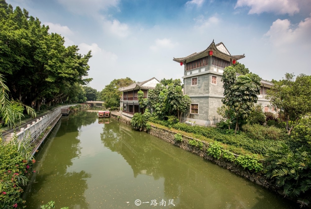 第一个景点是位于广州市荔湾区荔湾湖公园内的荔园.