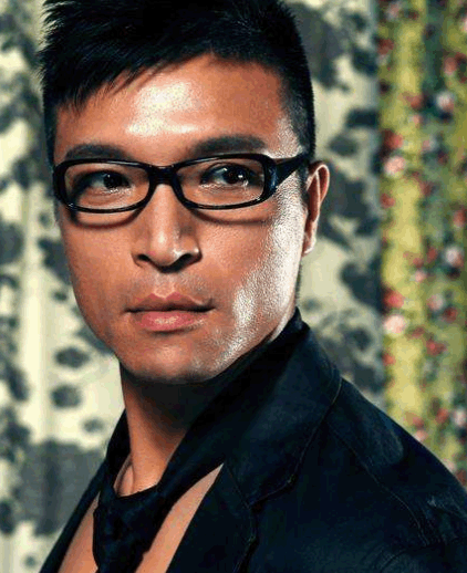 有种整容叫11年后的王天霸当他戴上眼镜帅到让人想恋爱