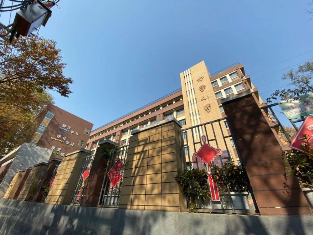 力学小学本部学区我家是位于鼓楼区西康路22号,临近地铁4号线草场门站