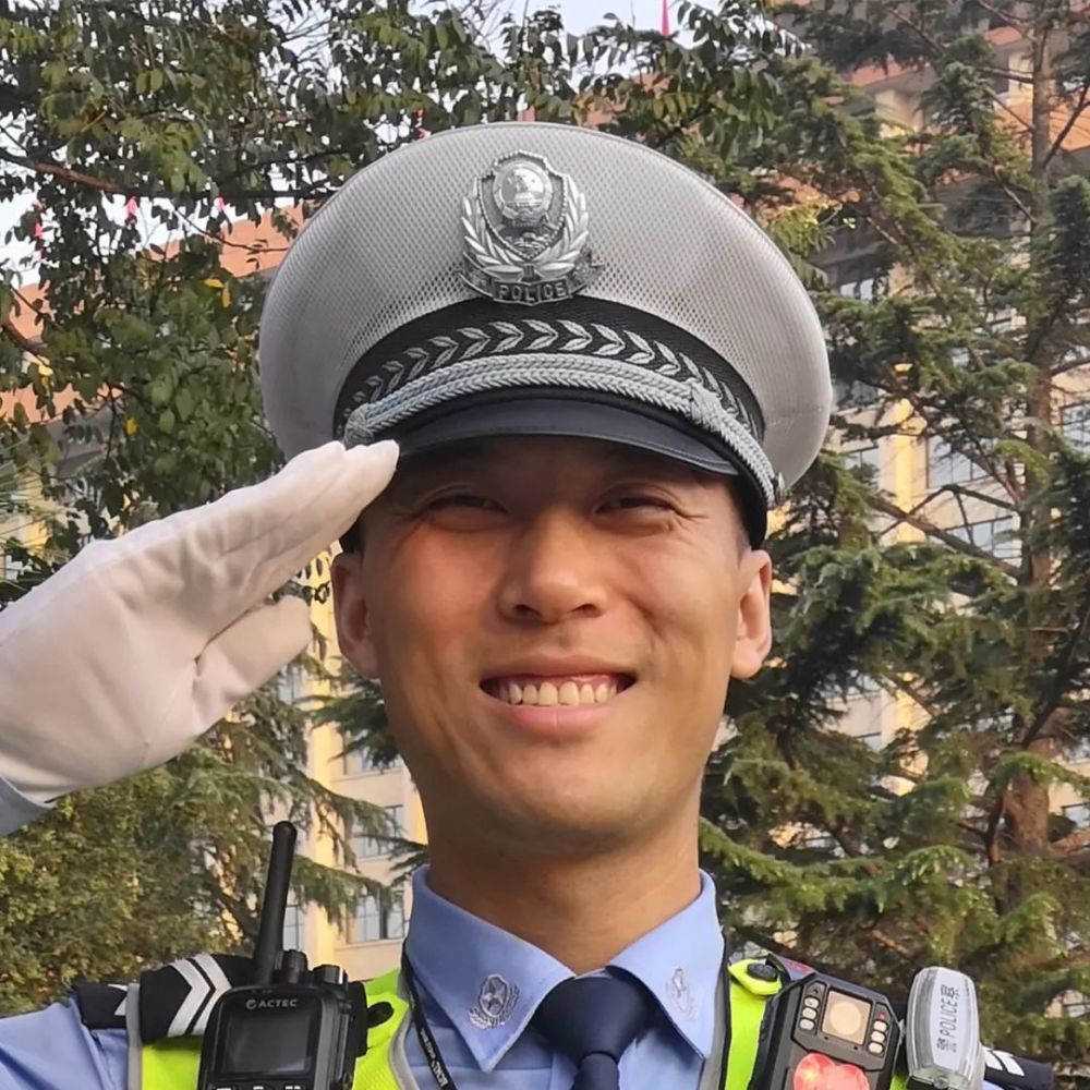 "西安最帅交警"杨鹏:帅在制服 帅在交警铁军精神