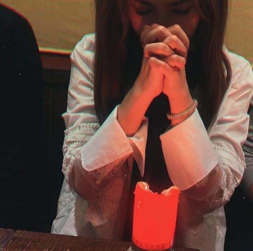 42岁杨谨华晒庆生照,低头浅笑少女感十足,老公被曝是石油富商