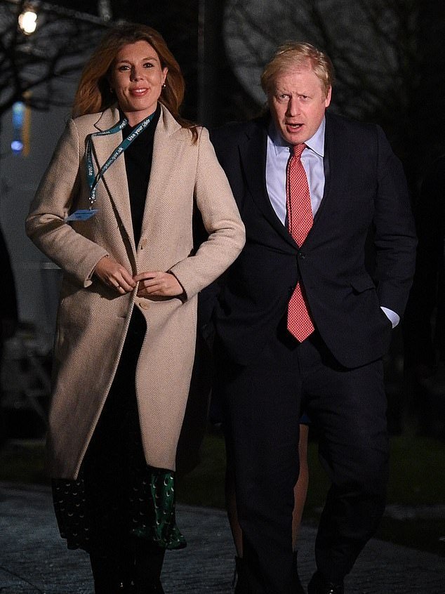 英国首相和小女友恩爱亮相!女友大衣配孔雀纹裙真有第一夫人气场