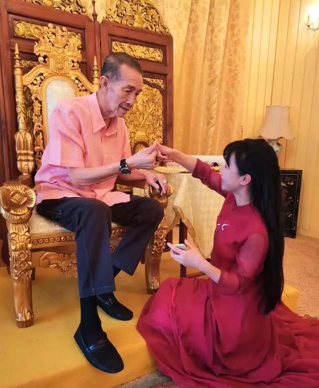 仙气十足的博主李子柒做过夜店dj引来非议她的人设为摆拍
