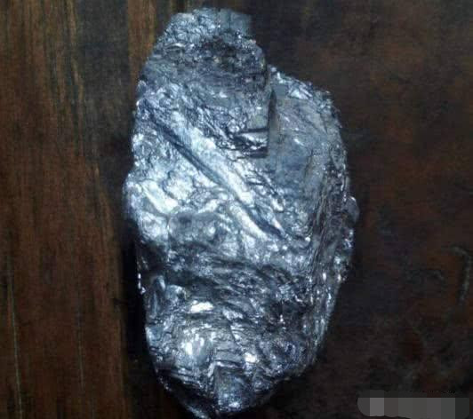 接下来要给大家介绍一种世界上最贵的石头,一克就价值2亿元,还是因为