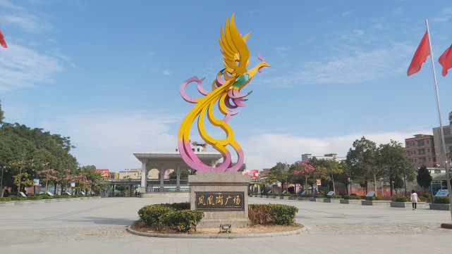 凤凰岗广场作为当地老人最喜欢去休闲游玩的好去处,可以让他们在里面