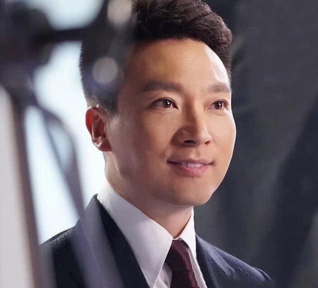 一哥康辉成央视新颜霸20年前旧照碾压撒贝宁帅气更不输小鲜肉