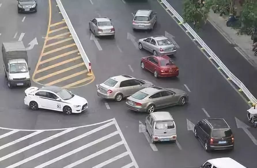 总结:在驾车行驶中,任何掉头都不能干扰其他行人和车辆,在道路指引上