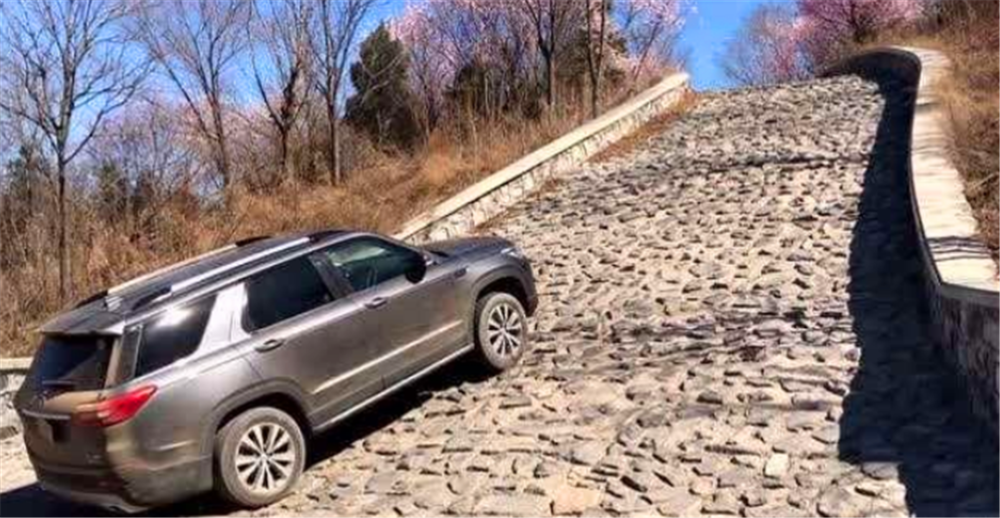 感觉手动挡的车坡度大了起步好难,有什么好办法吗?