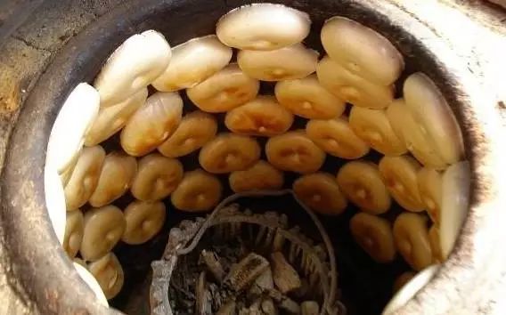 "麻线相系挎肩上,炭火烘烤孔中央",说的就是罗源光饼,又称白梅饼.