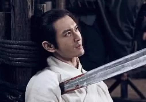 穿帮镜头五:黄晓明被刺一剑,不过这刺哪去了,难怪看不到流血呢.