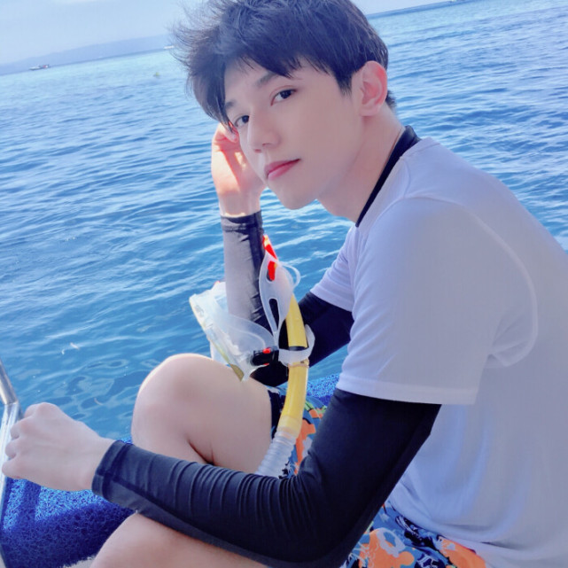 超阳光的男生头像:愿你走出半生,归来时仍是少年