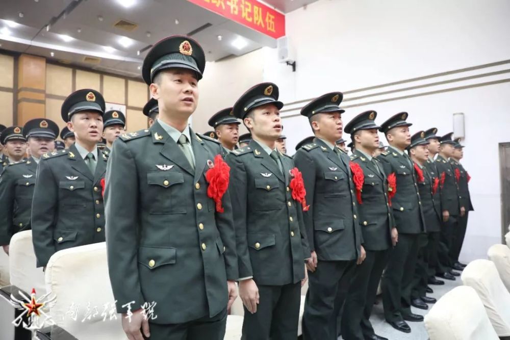 南部战区陆军某训练基地举行退役士兵向军旗告别仪式_腾讯新闻