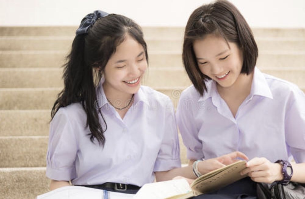 泰国女子学校逼迫学生家长签协议禁止学生留刘海