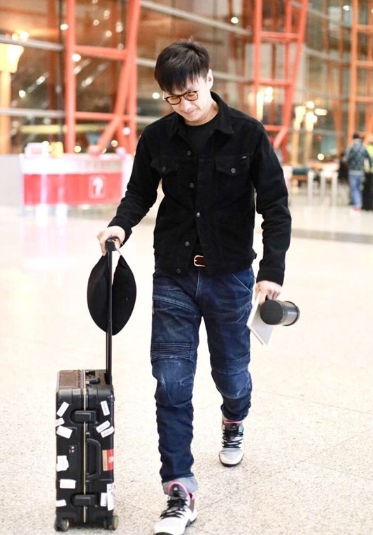 再来看下周一围这次的妆容发型,周一围这次现身剪了超短发,看着更是