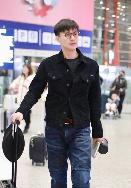 再来看下周一围这次的妆容发型,周一围这次现身剪了超短发,看着更是